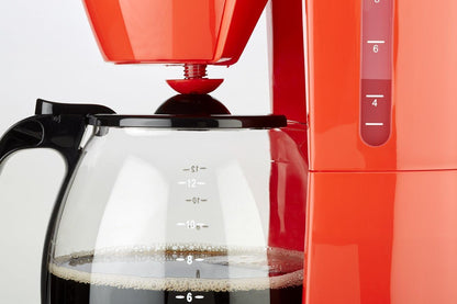 Makineri Kafeje Korona 10117 – Gjysmë-Automatik, 1.5L / 12 Filxhanë, Fuqi 800W, Ngjyrë e Kuqe, Për Kafe të Bluar, Vendqëndrues (Freestanding)