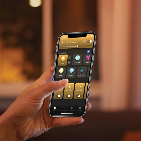 Philips Hue White Ambiance FAIR – Llambë Tavani LED 39W, e Zezë me Telekomandë Hue që vendoset në mur me ngjitës dhe qëndron me magnet në bazë