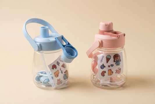 Shishe uji 1300 ml me pipëz, dorezë,shirit për kapje ne çante dhe stikera – Ngjyra e pembe